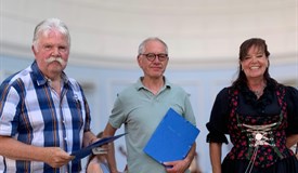 Verleihung Kunstpreis 2026 v.li.: Preisträger Gerhard Eisenkolb und Benedikt Zint, Präsidentin Aurelia Nachbaur