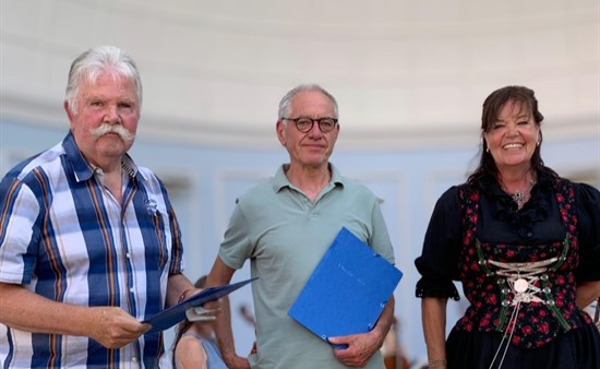 Verleihung Kunstpreis 2026 v.li.: Preisträger Gerhard Eisenkolb und Benedikt Zint, Präsidentin Aurelia Nachbaur